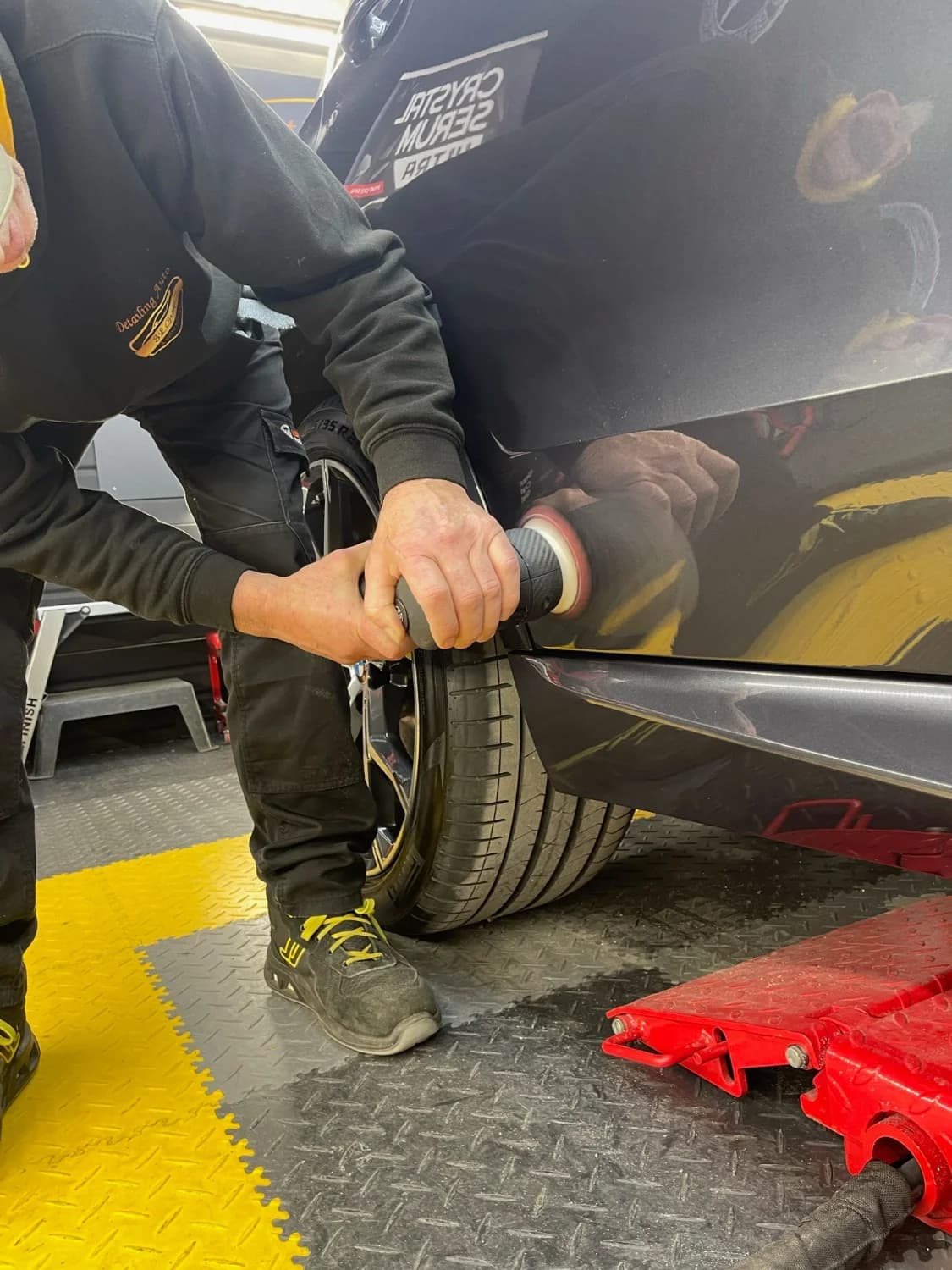 Homme qui poli une voiture